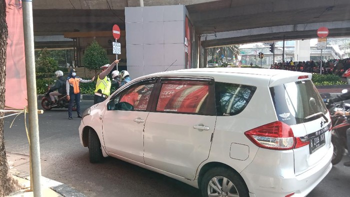 Penerapan ganjil genap nomor kendaraan di Jalan Gatsu, Jaksel
