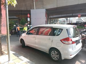 Masih Ada Mobil Pelat Ganjil yang Coba Lewat Jalan Gatsu Saat Gage