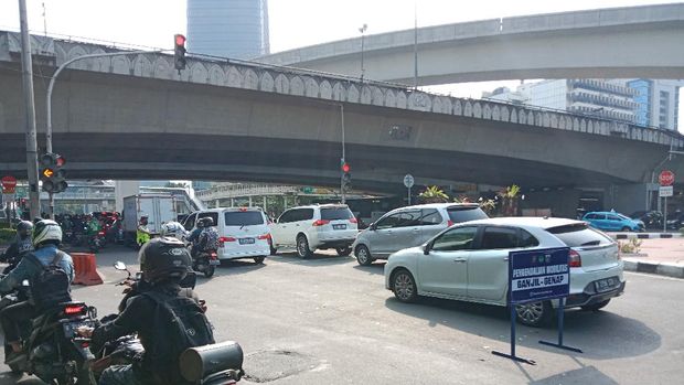 Penerapan ganjil genap nomor kendaraan di Jalan Gatsu, Jaksel