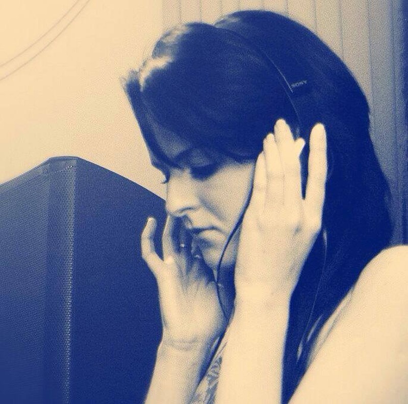 Jaclyn Castaneda adalah wanita kebangsaan Amerika yang mengisi suara Wanwan dan Commander Eva. Foto: Instagram/@princessa_jaq

Yang menjadi announcer di Mobile Legends berbahasa Inggris adalah Christina Vee. Foto: https://www.cristinavee.com/