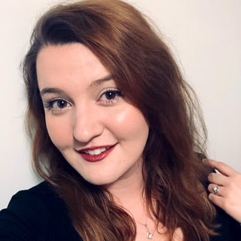 Jaclyn Castaneda adalah wanita kebangsaan Amerika yang mengisi suara Wanwan dan Commander Eva. Foto: Instagram/@princessa_jaq

Yang menjadi announcer di Mobile Legends berbahasa Inggris adalah Christina Vee. Foto: https://www.cristinavee.com/