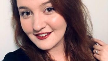 Wanita asal Australia, Aimee Smith, adalah pengisi suara Freya di Mobile Legends. Foto: Twitter/@AimeeSmith