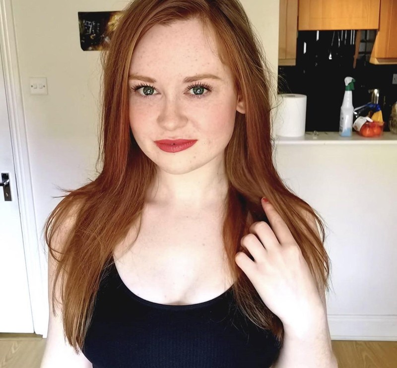 Jaclyn Castaneda adalah wanita kebangsaan Amerika yang mengisi suara Wanwan dan Commander Eva. Foto: Instagram/@princessa_jaq

Yang menjadi announcer di Mobile Legends berbahasa Inggris adalah Christina Vee. Foto: https://www.cristinavee.com/