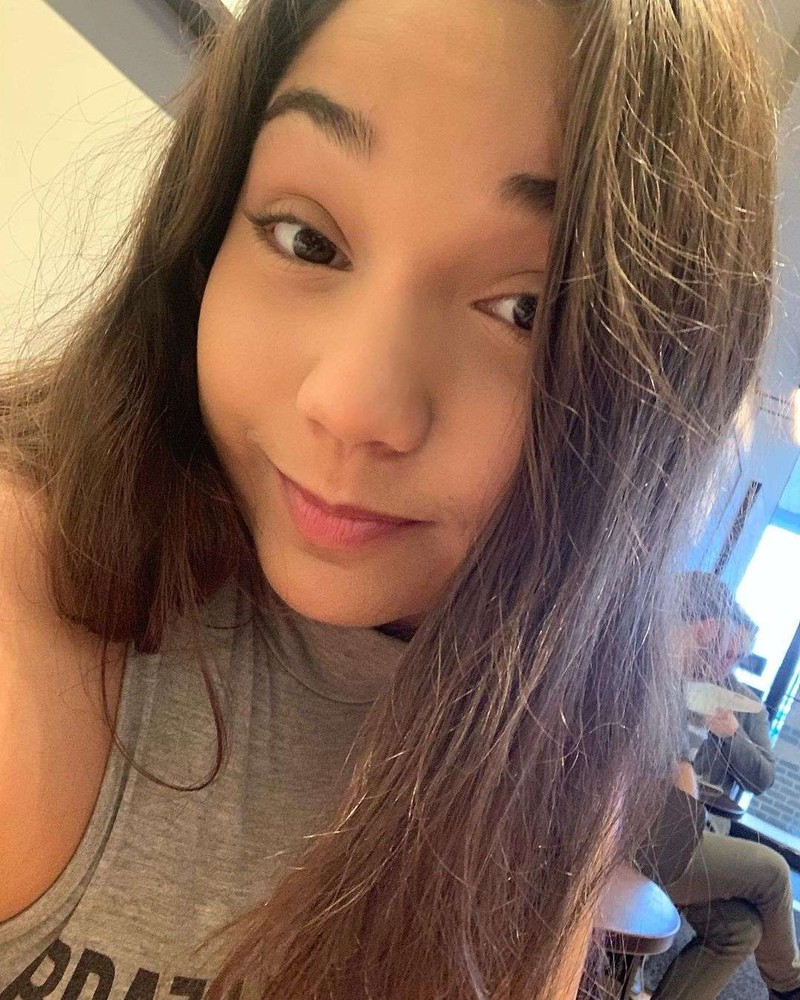 Jaclyn Castaneda adalah wanita kebangsaan Amerika yang mengisi suara Wanwan dan Commander Eva. Foto: Instagram/@princessa_jaq

Yang menjadi announcer di Mobile Legends berbahasa Inggris adalah Christina Vee. Foto: https://www.cristinavee.com/