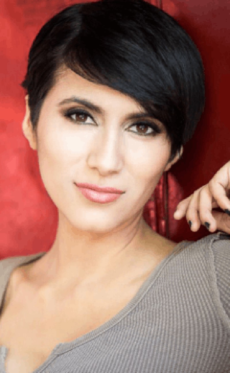 Jaclyn Castaneda adalah wanita kebangsaan Amerika yang mengisi suara Wanwan dan Commander Eva. Foto: Instagram/@princessa_jaq

Yang menjadi announcer di Mobile Legends berbahasa Inggris adalah Christina Vee. Foto: https://www.cristinavee.com/