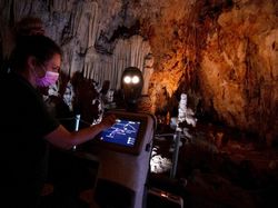 Ini Persephone, Robot Pemandu Wisatawan Menjelajahi Gua di Yunani