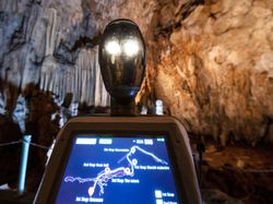 Ini Persephone, Robot Pemandu Wisatawan Menjelajahi Gua di Yunani