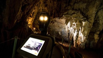 Robot dapat memberikan panduan tur dalam 33 bahasa, berinteraksi pada tingkat dasar dengan pengunjung dalam tiga bahasa. Dia juga dapat menjawab 33 pertanyaan, tetapi hanya dalam bahasa Yunani. Foto: AP/Giannis Papanikos