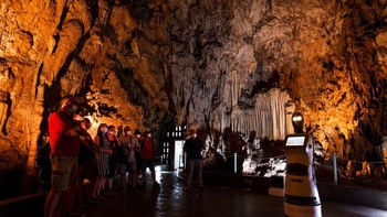 Robot itu dinamai Persephone karena, menurut salah satu versi mitos Yunani kuno, di dataran terdekat itulah Pluto — dewa dunia bawah yang juga dikenal sebagai Hades — menculik Persephone, dengan persetujuan ayahnya Zeus, untuk mengambilnya sebagai istrinya. Foto: AP/Giannis Papanikos