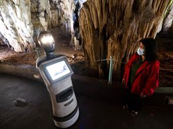 Ini Persephone, Robot Pemandu Wisatawan Menjelajahi Gua di Yunani