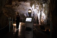 Persephone memandu para pengunjung di dalam gua Alistrati, sekitar 135 kilometer (84 mil) timur laut Thessaloniki, Yunani, Senin, 2 Agustus 2021. Persephone, yang disebut-sebut sebagai robot pertama di dunia yang digunakan sebagai pemandu wisata di dalam gua, telah menyambut pengunjung ke gua Alistrati, sejak pertengahan Juli. (AP Photo/Giannis Papanikos)