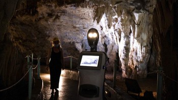 “Nama saya Persephone, saya putri dewi Demeter dan istri Pluto, dewa dunia bawah. Saya menyambut Anda di kerajaan bawah tanah saya, Gua Alistrati.” demikian ucapan Persphone saat menyapa pengunjung. Foto: AP/Giannis Papanikos