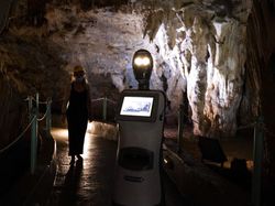 Ini Persephone, Robot Pemandu Wisatawan Menjelajahi Gua di Yunani