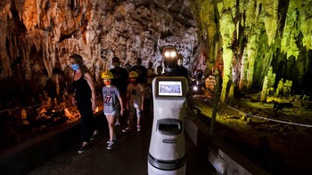 Persephone bukan satu-satunya teknologi yang digunakan di dalam gua. Ada aplikasi ponsel di mana pengunjung, memindai kode QR, dapat melihat Alistrati Beroni. Foto: AP/Giannis Papanikos