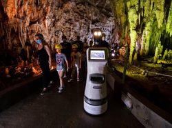 Ini Persephone, Robot Pemandu Wisatawan Menjelajahi Gua di Yunani