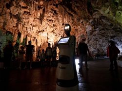 Ini Persephone, Robot Pemandu Wisatawan Menjelajahi Gua di Yunani