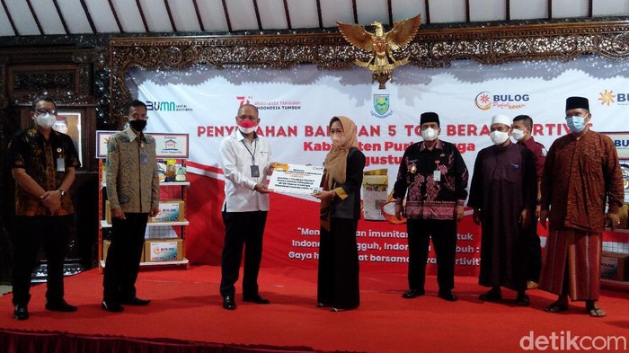 Perum Bulog Serahkan 5 Ton Beras Fortevit Kepada 12 Ponpes di Purbalingga, Jumat (20/8/2021)