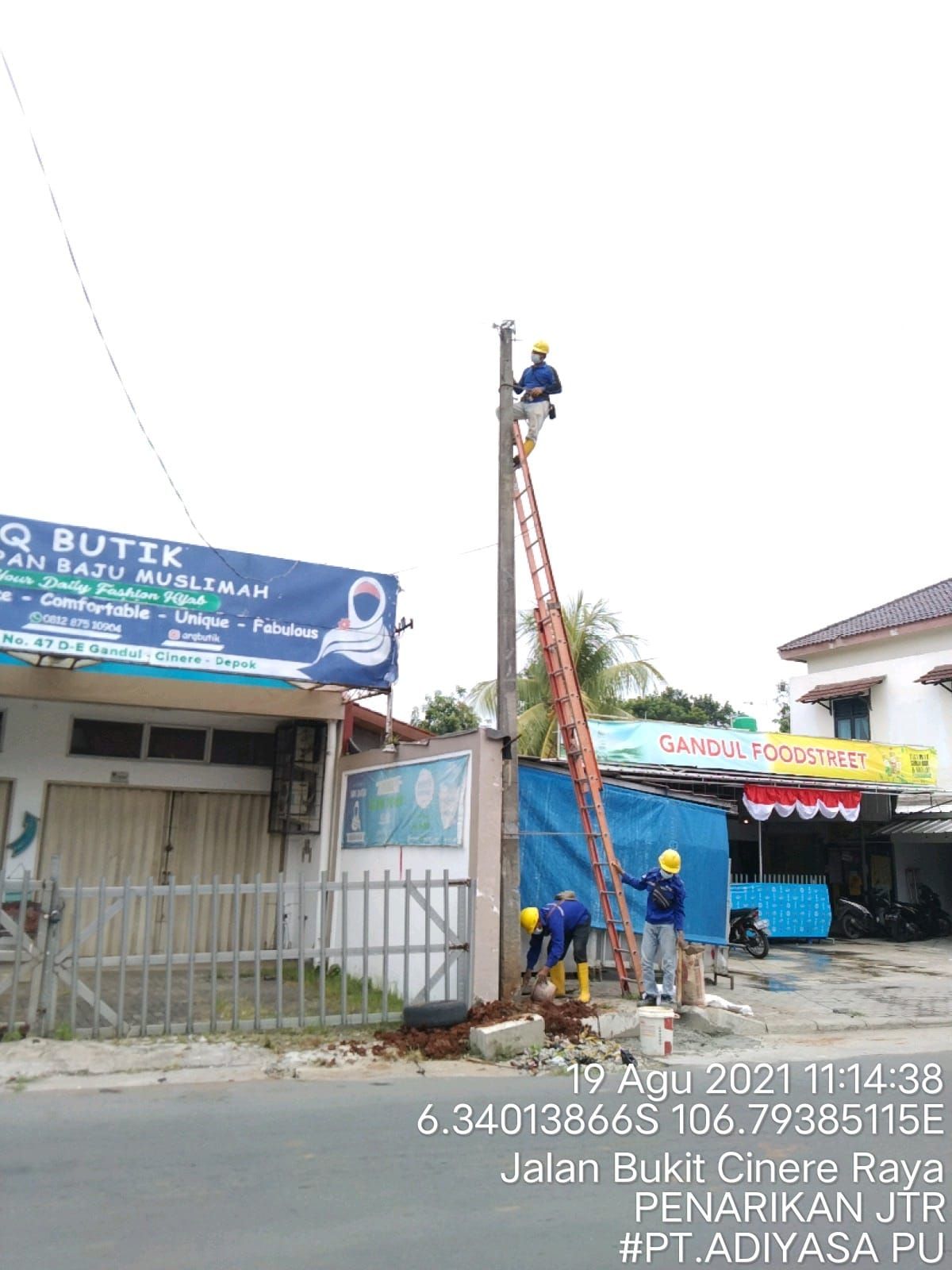 Petugas memindahkan kabel dari tiang-tiang di Jl Erha dan Jl Cinere Raya. (Dok Istimewa)