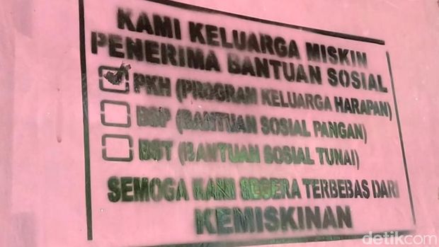 Petugas mengecat dinding rumah warga penerima bansos di Kabupaten Pekalongan, Jumat (20/8/2021).