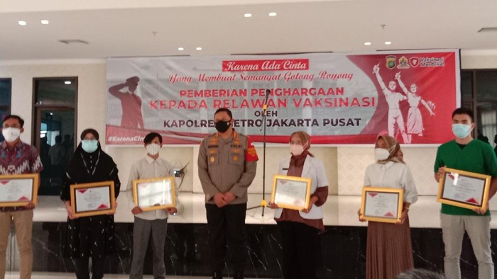 Polres Jakpus beri penghargaan ke relawan Vaksinasi Merdeka (Annisa/detikcom)