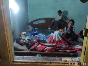 Potret 2 Bocah di Kota Malang Rawat Sang Ayah yang Terbaring Lumpuh