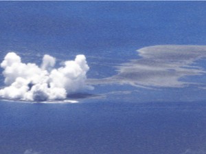 Habis Gunung Meletus, Muncullah Pulau Bentuk Bulan Sabit