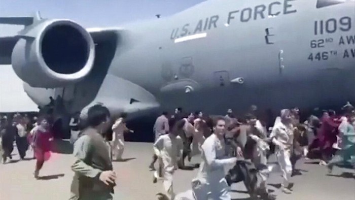 Usai dikuasai Taliban warga terus eksodus meninggalkan Afghanistan, beragam cara mereka lakukan untuk keluar dari negara itu.