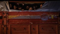 Warga juga nampak menyelinap di sebuah truk yang memasuki kawasan Turki. Diketahui Turki juga menjadi pilihan warga untuk kabur dari Afghanistan. Chris McGrath/Getty Images.
