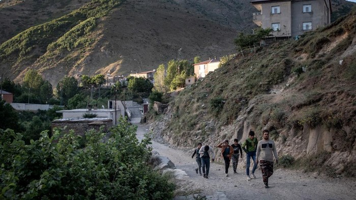 Usai dikuasai Taliban warga terus eksodus meninggalkan Afghanistan, beragam cara mereka lakukan untuk keluar dari negara itu.