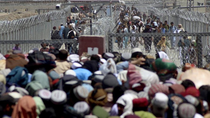 Usai dikuasai Taliban warga terus eksodus meninggalkan Afghanistan, beragam cara mereka lakukan untuk keluar dari negara itu.