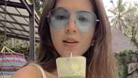 Tak bisa lepas dari aneka jus buah, Olivia selalu rutin meminum jus buah yang dibuatnya sendiri atau ia beli dari tempat minuman kesukaannya. Foto: Instagram @oliviajensen