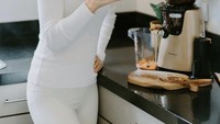 Sebelum olahraga, biasanya Olivia selalu membuat jus buah di rumahnya. Selain menjaganya tetap sehat, jus buah juga berguna untuk membuang racun dari tubuh. Foto: Instagram @oliviajensen