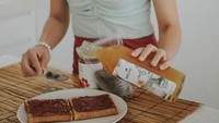 Kalau sedang ingin sarapan atau ngemil sesuatu yang manis, biasanya Olivia suka menyantap roti panggang dengan selai cokelat. Lengkap dengan madu alami. Foto: Instagram @oliviajensen