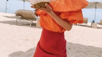 Diikuti latar pantai yang indah, aksi Olivia berpose dengan air kelapa yang disukainya ini sukses bikin penggemarnya rindu liburan. Foto: Instagram @oliviajensen