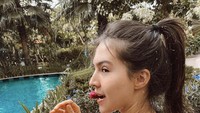 Terakhir foto ini jadi bukti kalau aktris cantik yang satu ini memang hobi makan buah segar hampir setiap hari.  Foto: Instagram @oliviajensen