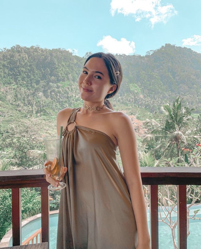 Siapa sangka jika Olivia Jensen juga memiliki darah keturunan Batak dalam dirinya. Jika dilihat, wajah Olivia Jensen sendiri memang sedikit kebule-bulean. Hal itu dikarenakan ayahnya berasal dari Jerman. Walaupun demikian, sang ibu ternyata memiliki darah keturunan Batak. Foto: Instagram @oliviajensen