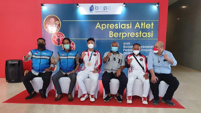 Rahmat Erwin Abdullah mendapat hadiah dalam acara Apresiasi Atlet Berprestasi di Kota Makassar, Kamis 19 Agustus 2021.