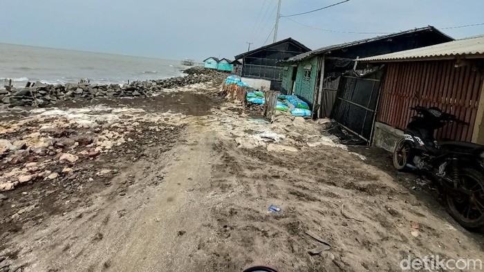Ratusan rumah di pesisir Karawang terancam tenggelam akibat abrasi