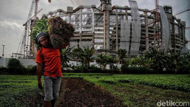 Long project photo story karya fotografer Pradita Utama ini merekam perjalanan panjang Jakarta International Stadium sejak tahun 2018-2021. Begini penampakannya.