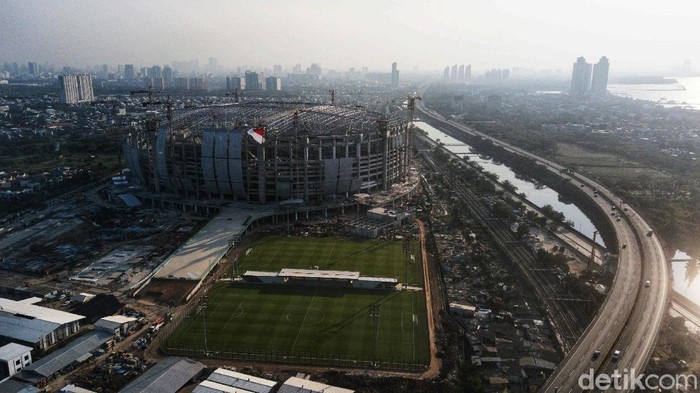 Long project photo story karya fotografer Pradita Utama ini merekam perjalanan panjang Jakarta International Stadium sejak tahun 2018-2021. Begini penampakannya.