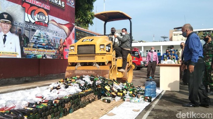 Ribuan botol miras bermerek dan oplosan di Cianjur dimusnahkan