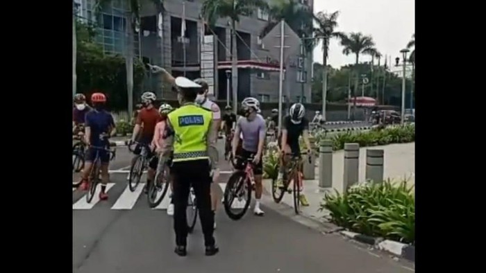 Rombongan pesepeda dihalau polisi di Bundaran HI (Tangkapan layar/Instagram TMC Polda Metro Jaya)
