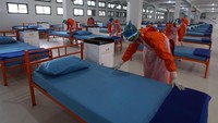 Tenaga kesehatan menata tempat tidur pasien di Rumah Sakit Darurat COVID-19 Karang Pucung, Pangkalan Korps Marinir (Lanmar) Surabaya.