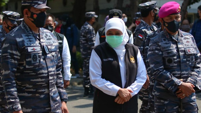 RS DARURAT COVID-19 DI LANMAR SURABAYA Kepala Staf Angkatan Laut Laksamana TNI Yudo Margono (kiri) bersama Gubernur Jawa Timur Khofifah Indar Parawansa (tengah) dan Komandan Korps Marinir (Dankormar) Mayjen TNI (Mar) Suhartono (kanan) saat meresmikan Rumah Sakit Darurat COVID-19 Karang Pucung di Pangkalan Korps Marinir (Lanmar) Surabaya, Surabaya, Jawa Timur, Jumat (20/8/2021). Rumah sakit darurat yang diperuntukkan pasien COVID-19 bergejala ringan tersebut memiliki daya tampung 800 tempat tidur pasien. ANTARA FOTO/Didik Suhartono/rwa.