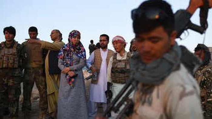Salima Mazari saat berada di garis terdepan melawan Taliban (Foto: AFP)