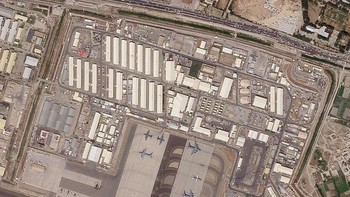 Di bagian atas, terlihat barisan mobil menyemut menuju bandara. Mereka ingin bisa keluar dari Afghanistan secepatnya dengan pesawat karena takut terhadap rezim Taliban. Foto: AP/Planet Labs Inc.