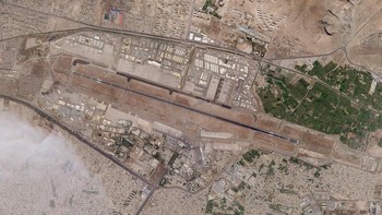 Foto luas bandara Afghanistan terlihat dari atas. Foto: AP/Planet Labs Inc.