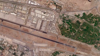 Sampai saat ini, bandara masih diserbu warga Afghanistan maupn warga asing. Foto: AP