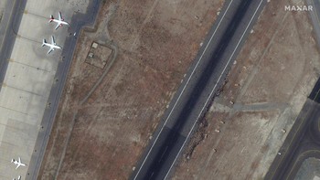 Tampak ribuan orang berbondong-bondong menuju bandara dalam foto yang terekam 16 Agustus ini. Foto: AP/Satellite image ©2021 Maxar Technologies