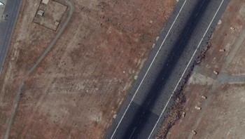 Dilihat dari dekat, titik-titik hitam itu adalah ribuan warga yang menuju bandara. Foto: AP